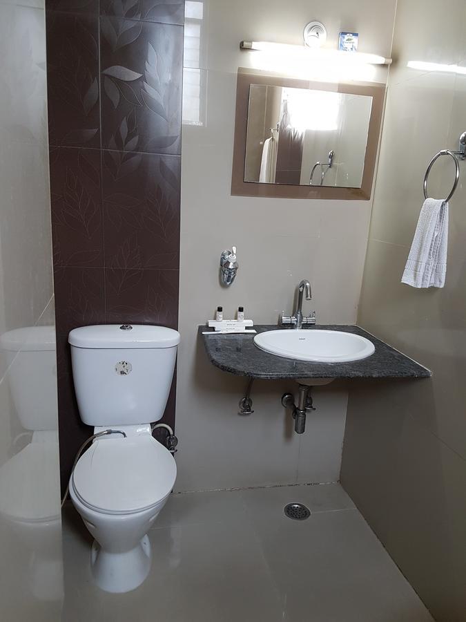 Shelter Hotel Lucknow Bagian luar foto