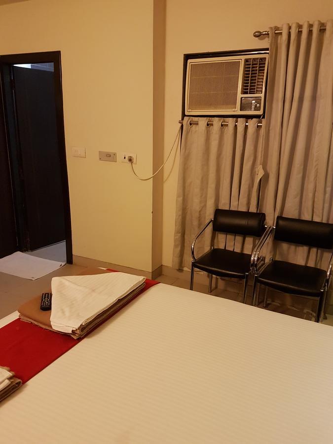 Shelter Hotel Lucknow Bagian luar foto